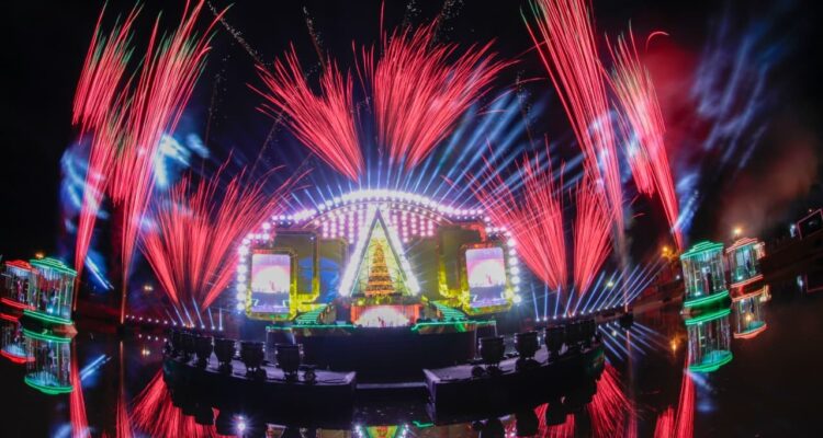 Mais de 1.200 disparos de fogos de artifício iluminam o céu de Gramado a cada apresentação - Fotos: Divulgação/Cleiton Thiele